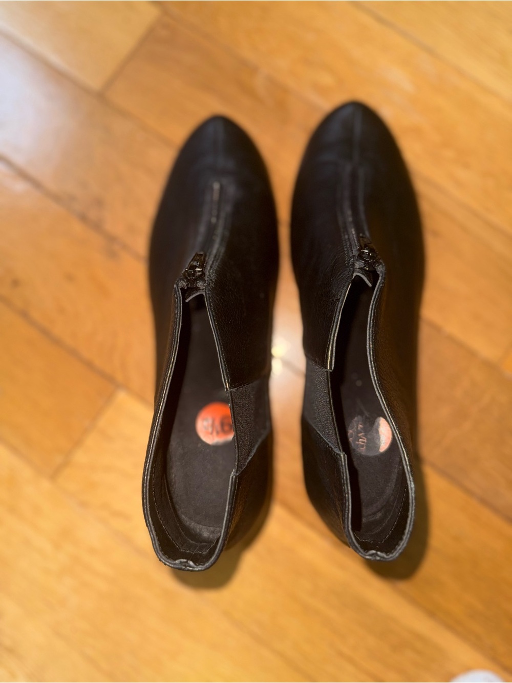 AEROSOLES Black Pointed Toe Ankle Booties with Front Zip